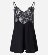 Camisón corto de color negro con busto confeccionado en encaje y cuerpo de malla. Presenta breteles finos ajustables y un diseño sin copa.