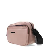Bandolera de ecocuero color tostado con diseño compacto y funcional. Cuenta con compartimento principal con cierre, bolsillo frontal y bolsillo posterior antirrobo. Incluye correa ajustable de cinta negra y logo de la marca aplicado en el frente.