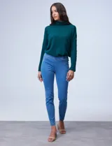 Jegging azul con pretina elastizada, bolsillos delanteros simulados y bolsillos traseros aplicados.