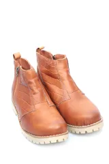 Bota corta negra de cuero sintético con textura croco, cierre lateral y suela track.