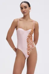 Body PatBO de color rosado con copas estructuradas tipo corset, tirantes finos y detalle bordado de hojas en lentejuelas de color cobre en el lateral.
