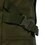 Mochila Adidas Primelift color verde militar con base negra, compartimento principal amplio, bolsillo frontal con cierre y tres franjas reflectantes verticales.