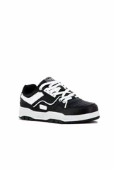 Championes deportivos Pony M-100-Low II color blanco con suela de goma marrón, diseño de caña baja, cordones tono sobre tono y detalles perforados en los laterales.