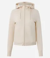 Campera deportiva de corte regular, color beige, con capucha ajustable mediante cordones, cierre frontal de cremallera y bolsillos laterales. Confeccionada en tejido de algodón y poliéster.