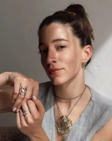 Aros tipo caravanas de diseño orgánico con forma irregular y textura rugosa, con acabado metálico brillante.