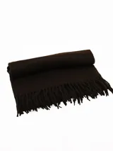 Pashmina de textura suave y acabado liso, con detalle de flecos en los extremos.
