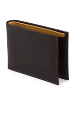 Billetera de hombre hecha en cuero, color chocolate con interior en tono tostado. Cuenta con doble tarjetero y diseño clásico.