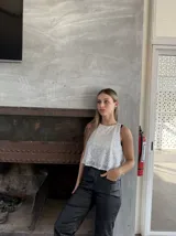 Top plateado con lentejuelas, sin mangas y corte cropped.