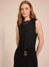 Túnica negra sin mangas de tricot con escote redondo, detalle de broche dorado superpuesto y aberturas laterales.