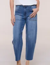 Jean de tiro alto y calce relajado tipo baggy confeccionado en denim con sutil elasticidad, con cintura con pasacintas anchos, bolsillos frontales aplicados tipo parche, pierna de silueta holgada y terminación al tobillo con ruedo al corte deshilachado.