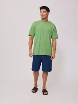 Bermuda de jean de mezclilla negra con efecto lavado, corte recto y costuras en contraste de hilo blanco. Presenta un parche bordado con el logo "Rusty" en color celeste en el bolsillo trasero derecho.