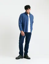 Camisa de franela lisa con cuello button-down, manga larga, bolsillo frontal y botones al tono.