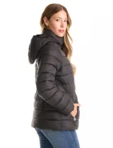 Campera puffer Michael Kors de color blanco, con diseño acolchado, cierre frontal metálico, bolsillos laterales con cierre y capucha desmontable. Incluye bolsa autoportante para guardado.