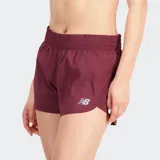Short deportivo New Balance Accelerate de 2.5 pulgadas, color rojo oscuro o borgoña, con logo NB en el muslo izquierdo.