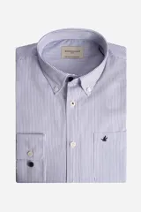 Camisa de manga larga con estampado de rayas verticales finas en color azul sobre fondo blanco. Presenta cuello abotonado, cierre frontal con botones, bolsillo en el pecho con logo bordado y puños con botones.
