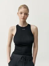 Musculosa deportiva ajustada de canalé negro, con cuello redondo y pequeño parche con logo en el pecho.
