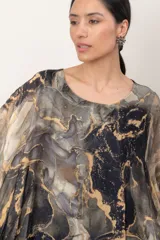 Blusa de seda estampada con diseño estilo pañuelo, cuello redondo y mangas murciélago holgadas.