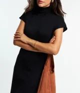 Vestido midi de punto color marrón, con cuello alto, manga corta y aberturas laterales.