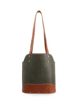 Matera de cuero sintético en color verde militar con detalles en marrón tostado, asas largas para hombro y tachas metálicas decorativas.