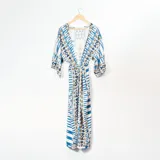 Kimono largo con estampado geométrico en tonos azul, blanco y ocre.