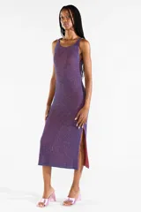Vestido midi sin mangas de punto con hilo lurex bicolor azul y rojo, de corte ajustado y aberturas laterales en el bajo.