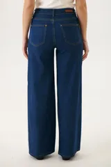 Pantalón de jean celeste, corte amplio y tiro alto.