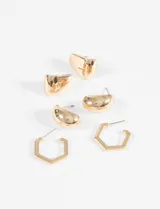 Set de tres pares de caravanas pequeñas con acabado dorado, que incluye un par de diseño liso tipo gota, un par de media luna y un par de aros hexagonales.