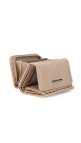 Billetera mediana de símil cuero amarillo, con solapa y broche a presión, compartimento con cierre y múltiples tarjeteros en el interior. Incluye caja de presentación estampada.