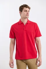 Remera polo de piqué color verde con cuello clásico y tapeta de dos botones. Corte clásico y mangas cortas.