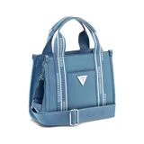 Cartera tipo tote bag Guess modelo Jackie de material sintético texturizado color celeste, con asas de mano y correa ajustable para el hombro con inscripciones de la marca. Cuenta con bolsillo frontal y aplique metálico triangular con el logo de Guess.