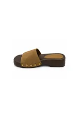 Zuecos de mujer marca Paddock modelo Lua, de color marrón, con suela tipo madera, tira ancha en el empeine y detalle de tachas metálicas doradas en el lateral.