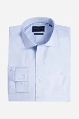 Camisa de manga larga Brooksfield, color celeste, con cuello clásico, cierre frontal con botones y logo bordado en el pecho.