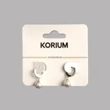Aros colgantes dorados con forma de argolla con pequeños brillantes y dije de perla blanca.
