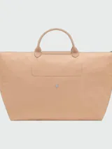 Bolso de mano tipo tote de la línea Le Pliage One de Longchamp, en color bordó. Presenta un diseño minimalista con cierre de cremallera superior, solapa con botón a presión y asas cortas de cuero.