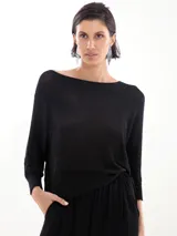 Sweater negro de lurex con escote bote y mangas 3/4.