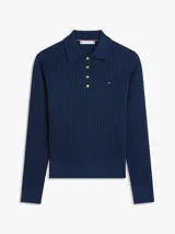 Sweater azul marino de punto trenzado de puro algodón, con cuello tipo polo, hombros caídos y cierre frontal de cuatro botones dorados.