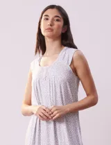 Camisón corto de tejido suave estampado, marca René Rofé. Tiene escote redondo con aplique de puntilla, botones y detalle plisado.