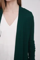 Saco largo abierto de viscosa, con mangas largas y diseño holgado.