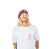 Gorro de lana tejido a rayas horizontales en color borgoña y rosa claro. Presenta un parche con el logo de la marca Captain Fin en el frente.