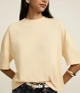 Remera de algodón color amarillo claro, con corte boxy, cuello redondo y mangas cortas.