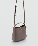 Bolso tipo bandolera y bolso de mano color marrón topo, con detalle de herraje metálico circular dorado en el centro y asa corta superior.