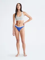 Bombacha clásica Calvin Klein, color azul eléctrico, con cintura elástica con logo de la marca.