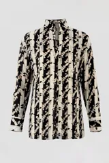 Blusa Hanna Rocio de manga larga, con cuello mao y escote en V. Presenta un estampado de rayas verticales combinadas con motivos abstractos y florales en tonos marrones, negros y blancos.