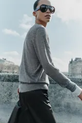 Jersey de punto de cashmere extrafino, color gris, con cuello redondo y manga larga. Diseño básico de corte clásico.