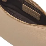 Bolso hobo de Marc Jacobs en forma de media luna, confeccionado en piel texturizada color beige. Presenta herrajes dorados, incluyendo un detalle metálico en el asa y un pequeño estuche extraíble para auriculares con cierre a presión.