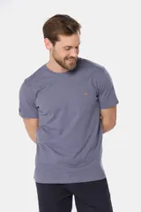 Remera básica de algodón color azul marino, de manga corta, con cuello redondo y logo bordado en el frente.