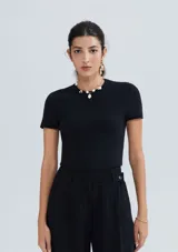 Top de manga corta, color negro, con cuello redondo y tejido acanalado.