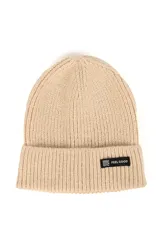 Gorro beanie tejido de punto grueso en color beige, con vuelta y pequeña etiqueta decorativa negra con la inscripción 'FEEL GOOD'.