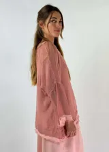 Top gris de malla con capucha, escote en V y mangas anchas.