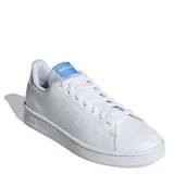Championes Adidas modelo Advantage, de diseño inspirado en el tenis, color blanco con detalles en azul claro en la lengüeta y un toque iridiscente en el talón. Presentan perforaciones laterales que forman las tres bandas características de la marca y suela de caucho.
